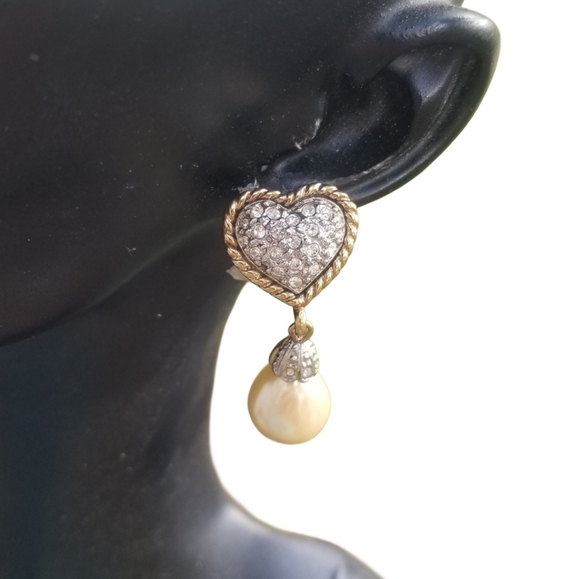 CAROLEE VINTAGE GOLDTONE CRYSTAL HEART & FAUX PEARL DROP CLIP ON EARRINGS - Picture 2 of 6